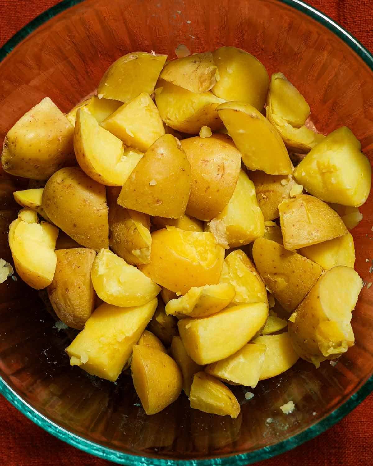 A bowl of boiled potatoes.