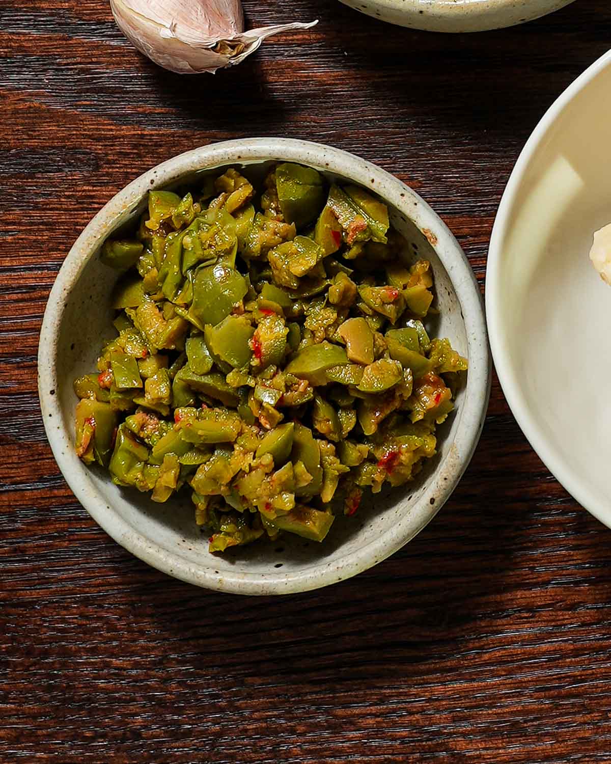 A bowl of chopped gren olives.